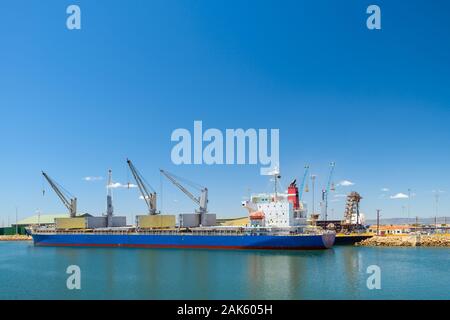 Carichi alla rinfusa nave di supporto con gru ormeggiata al Porto di Adelaide Foto Stock