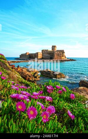 Kalabarien/Isola di Capo Rizzuto: Castello Aragonese a Le Castella, Burganlage auf einem Sandsteinfelsen vor der Kueste, Apulien | Utilizzo di tutto il mondo Foto Stock