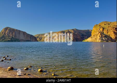 Una vista del Canyon Lake in Arizona da il suo litorale. Il lago è situato lungo la storica Strada Statale Route 88. Foto Stock