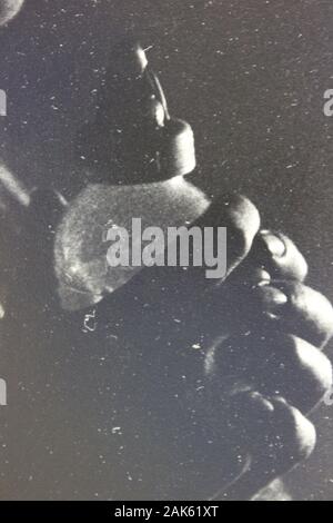 Fine anni '70 fotografia vintage in bianco e nero di un biberon Foto Stock