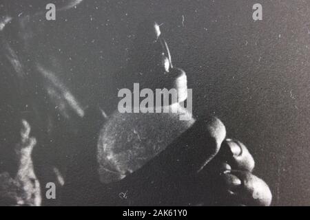 Fine anni '70 fotografia vintage in bianco e nero di un biberon Foto Stock