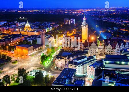 Lipsia: Blick von der Aussichtsplattform des City- Hochhauses auf Neues Rathaus, San Trinitatis, Bundesverwaltungsgericht und Klingerhaus, Sachsen | Foto Stock