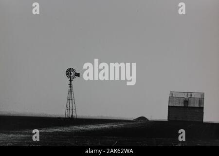 Fine anni '70 minimalismo nero e bianco estrema fotografia di casa colonica Foto Stock