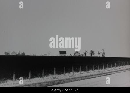 Fine anni '70 minimalismo nero e bianco estrema fotografia di casa colonica Foto Stock