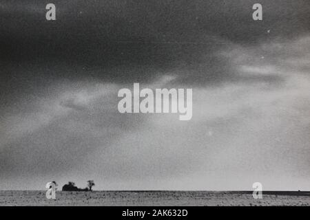 Fine anni '70 minimalismo nero e bianco fotografia vintage di un campo vuoto Foto Stock