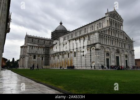 Pisa, Italia - 11 aprile 2018: Duomo - la Cattedrale di Pisa e la Piazza dei Miracoli in una giornata piovosa Foto Stock