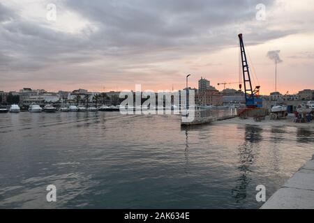 Bari, Italia al tramonto: Vista dal molo di San Antonio al Teatro Margherita, Lungomare Imperatore Augusto e al molo di San Nicola Foto Stock