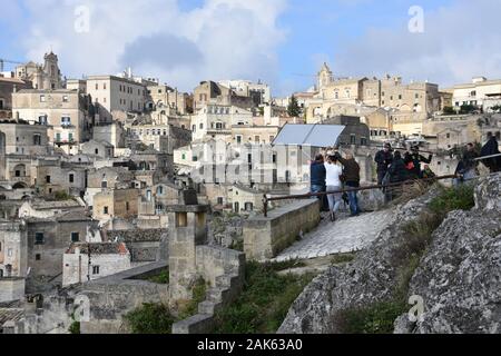 Matera, Italia - 10 novembre 2018: Troupe cinematografica sul set shooting movie; scena con attori principali che si affacciano sulla città vecchia di Matera - un heritag mondiale dell'UNESCO Foto Stock