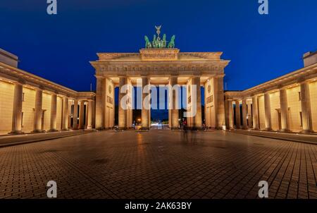 La Porta di Brandeburgo con Quadriga al crepuscolo, Pariser Platz, Berlin, Germania Foto Stock