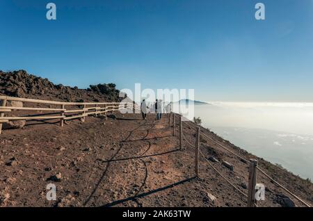 I turisti sulla cima del vulcano Vesuvio e Parco Nazionale del Vesuvio, Napoli, campania, Italy Foto Stock