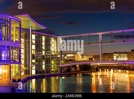 Proiezione film presso il Bundestag tedesco, colorfully illuminato Paolo Loebe casa sulle rive del fiume Sprea al crepuscolo, Berlino, Germania Foto Stock