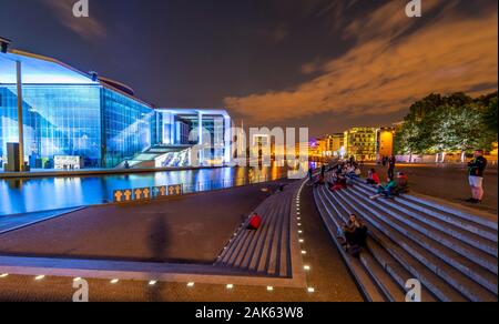 La proiezione di film al Marie-Elisabeth-Lueders-House sulla banca del fiume Sprea a Berlino la notte, Germania Foto Stock