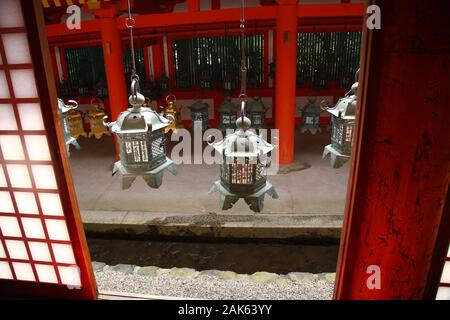 Lanterne nel tempio Kasuga Taisha a Nara (Giappone) Foto Stock