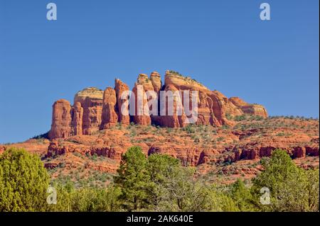 Una vista di Sedona e la Cattedrale di roccia dalla verde valle School Road sul suo fianco sud-occidentale. Foto Stock