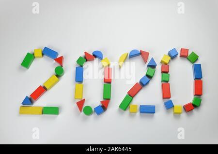 Numero dell'anno 2020 scritto con colorati in giallo, verde, rosso e blu giocattolo blocchi in legno Foto Stock