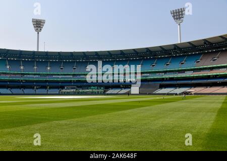 MCG - Melbourne Cricket Ground vista dal santificato tappeto erboso verde con coperchi del passo, posti a sedere e torri di illuminazione in background Foto Stock