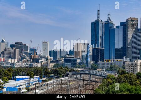 Melbourne cityscape skyline guardando dal MCG - Melbourne Cricket Ground di fronte al Parco Olimpico e cantieri ferroviari Foto Stock