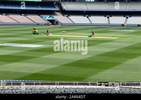 Campo da Cricket preparazione presso il MCG - Melbourne Cricket Ground), con l'erba verde, lavoratori e posti a sedere. Foto Stock