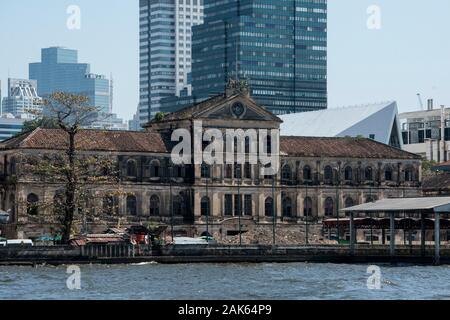 La vecchia casa doganale presso il fiume Chao Phraya nella città di Bangkok in Thailandia in Southest Asia. Thailandia, Bangkok, Novembre 2019 Foto Stock