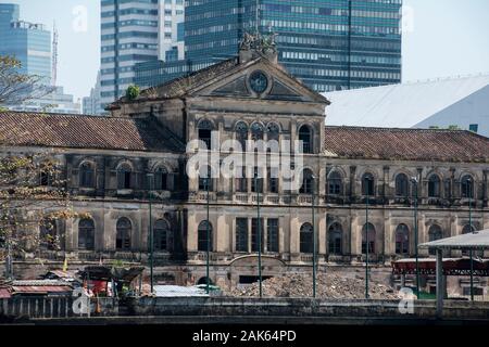 La vecchia casa doganale presso il fiume Chao Phraya nella città di Bangkok in Thailandia in Southest Asia. Thailandia, Bangkok, Novembre 2019 Foto Stock