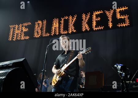 La band rock americana The Black Keys si esibisce alla Rogers Arena di Vancouver, British Columbia, il 24th novembre 2019 Foto Stock