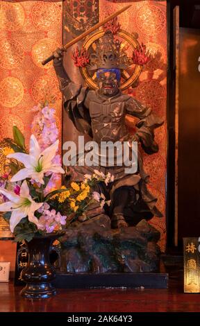 Statua in legno raffigurante uno dei quattro re celeste divinità buddista di Jikokuten illustrato ha una spada nel Buddismo Tendai Gokokuin tempio in Foto Stock