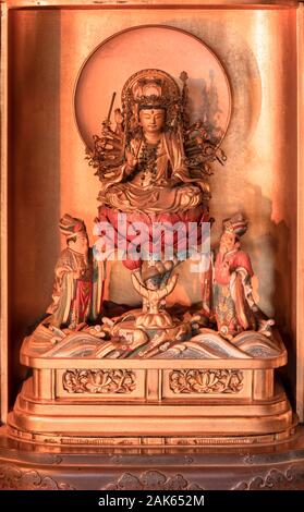 Golden statua in legno raffigurante il bodhisattva Jundei raffigurato a sedersi su una rossa lotus nel Buddismo Tendai Gokokuin tempio nel quartiere di Ueno di Foto Stock