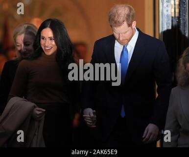 Il Duca e la Duchessa di Sussex lasciando dopo la loro visita in Canada House, Londra centrale, per soddisfare con il Canada ad alto commissario per il Regno Unito, Janice Charette, nonché di personale, per ringraziarli per la calorosa ospitalità e il supporto di cui hanno ricevuto durante la loro recente soggiorno in Canada. Foto Stock