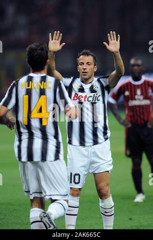 Milano, 21 agosto 2011, 'G.ALLO STADIO MEAZZA SAN SIRO ' Stadium, Trofeo Berlusconi 2011/2012, AC Milan - Juventus FC: Alessandro Del Piero e Mirko VUCINIC celebra dopo il traguardo Foto Stock