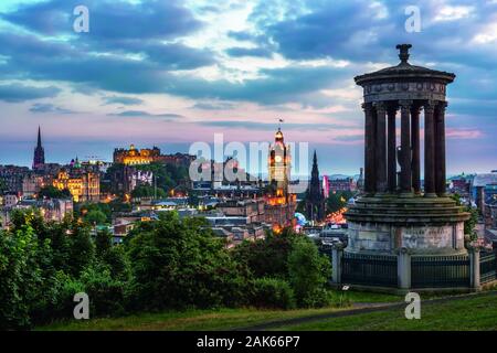 Edimburgo: Blick vom Calton Hill auf il mozzo, il Castello di Edimburgo, beleuchteter Uhrenturm des Balmoral Hotel und Monumento di Scott (von links nach rechts). Foto Stock