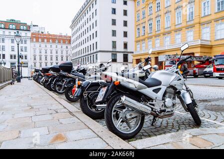 Vienna, Austria - 16 Maggio 2019: vista della city bike moto posti auto Foto Stock