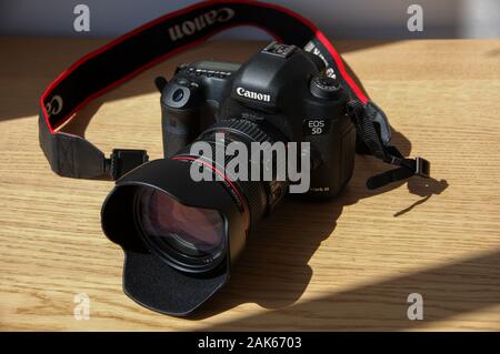 Canon EOS 5D Mark III digital reflex a obiettivo singolo corpo fotocamera kit con EF 24-105mm F/4L È II USM e ufficiali del 5D3 tracolla Foto Stock