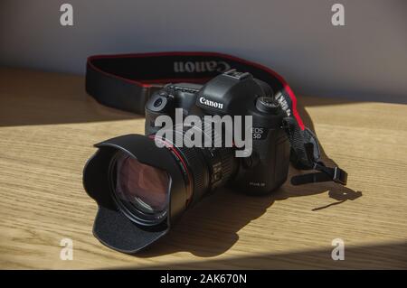 Canon EOS 5D Mark III digital reflex a obiettivo singolo corpo fotocamera kit con EF 24-105mm F/4L È II USM e ufficiali del 5D3 tracolla Foto Stock