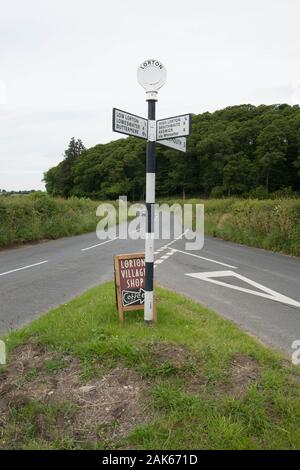 Cartelli segnaletici Lake District Cumbria UK Cockermouth Lake Water Hill Hills cartelli esterni incrocio di strade segnaletica stradale linea bianca campagna Inghilterra Foto Stock