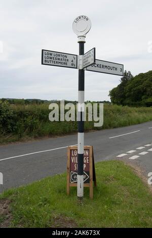 Cartelli segnaletici Lake District Cumbria UK cartelli Lake Water Hill Hill al di fuori dell'Inghilterra britannica segnaletica stradale incroci bivio clima freddo sgradevole UK Foto Stock