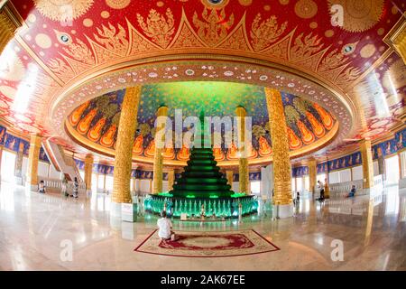 Il Wat Pak Nam tempio in Thonburi nei pressi della città di Bangkok in Thailandia in Southest Asia. Thailandia, Bangkok, Novembre 2019 Foto Stock