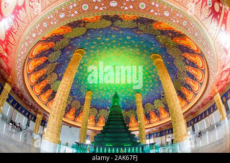 Il Wat Pak Nam tempio in Thonburi nei pressi della città di Bangkok in Thailandia in Southest Asia. Thailandia, Bangkok, Novembre 2019 Foto Stock