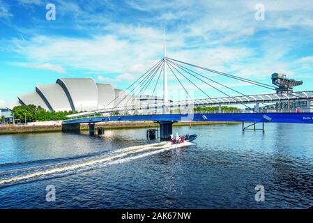 Glasgow: Bell's Bridge ueber den fiume Clyde, im Hintergrund das Konzerttheater Clyde Auditorium auf dem Gelaende des Queen's Dock, Schottland | usage Foto Stock