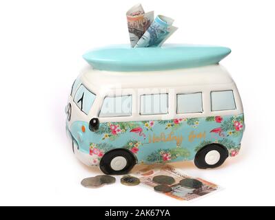 Vacanza caravan il denaro del fondo scatola, il risparmio per una vacanza Concetto di immagine. Foto Stock