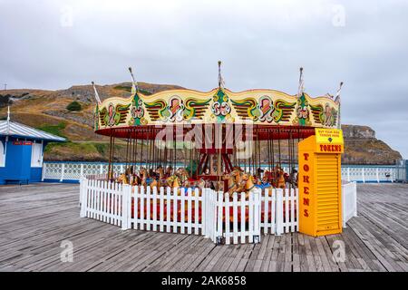 Giostra tradizionale fiera giro sul molo nel Galles Llandudno Regno Unito Foto Stock