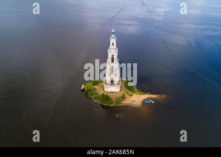 Inondate antica torre campanaria sul serbatoio per Uglich closeup (fotografia aerea). Kalyazin, Russia Foto Stock