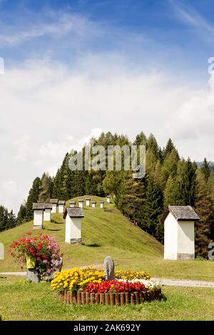 St. Jakob im Lesachtal: Kreuzweg am Kalvarienberg, Carinzia | Utilizzo di tutto il mondo Foto Stock