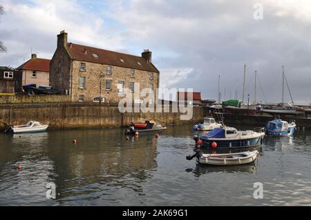 Barche nel porto di Dysart, Kirkcaldy, Fife, Scozia con il XIX secolo harbourmaster's House Foto Stock