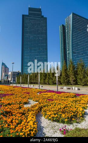 Nur-Sultan, Kazakistan - 24 Aprile 2019 - uffici moderni edifici al Nurzhol boulevard, Nur-Sultan, Astana; Kazakstan Foto Stock