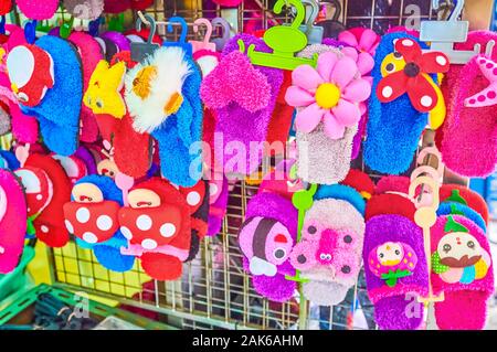 La bellissima colorata kid's home pantofole in stallo nella Chinatown di mercato a Bangkok, in Thailandia Foto Stock