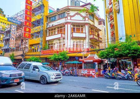 BANGKOK, Tailandia - 15 Aprile 2019: la trafficata strada Yaowarat, la principale strada transitabile a Chinatown con traffico pesante e di attività di negoziazione su sidewa Foto Stock