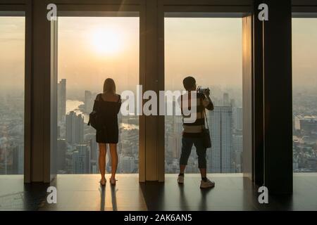 Le persone al tetto del Maha Nakhon edificio in Sathon nella città di Bangkok in Thailandia in Southest Asia. Thailandia, Bangkok, Novembre 2019 Foto Stock