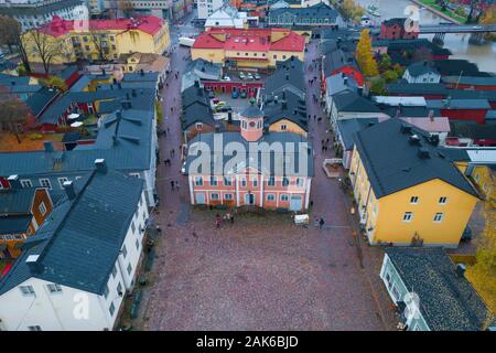 La costruzione del vecchio municipio della città di Porvoo in un paesaggio urbano (fotografia aerea) Foto Stock