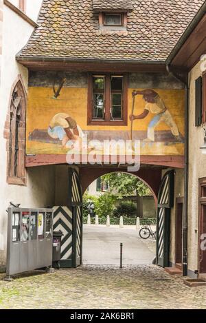 Kanton Basilea Città: Spalenberg, Toreinfahrt am Leonhardskirchplatz, Schweiz | Utilizzo di tutto il mondo Foto Stock