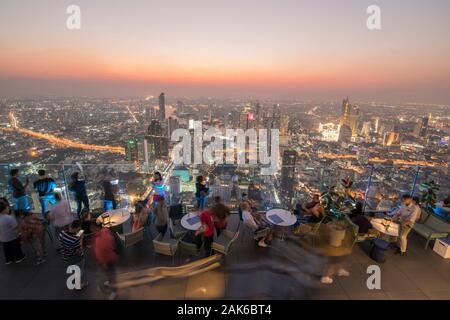 Le persone al tetto del Maha Nakhon edificio in Sathon nella città di Bangkok in Thailandia in Southest Asia. Thailandia, Bangkok, Novembre 2019 Foto Stock